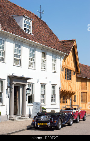 Regno Unito, Inghilterra, Suffolk, Lavenham: due MG classic vetture convertibili parcheggiata fuori la grande casa hotel/ristorante. Foto Stock