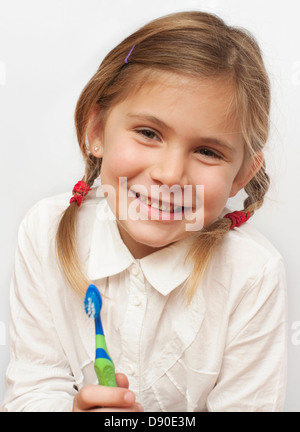 Ritratto di una ragazza con uno spazzolino da denti, Svezia. Foto Stock