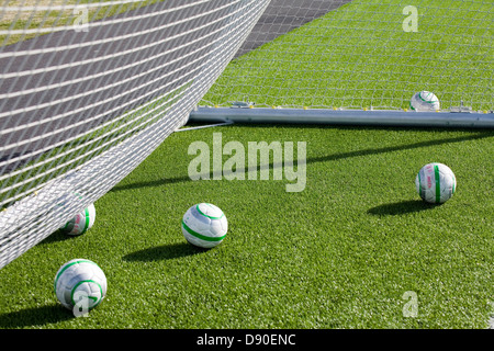 Un dettaglio fuori obiettivo di calcio con il netting e sfere. Foto Stock