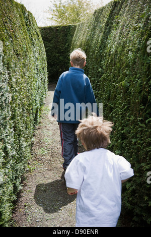 Bambini che giocano in un labirinto, Irlanda. Foto Stock