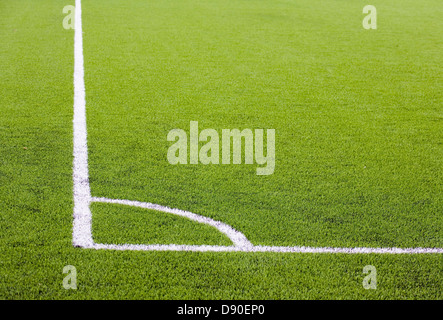 Il campo di calcio con angolo linee bianche vicino. Foto Stock