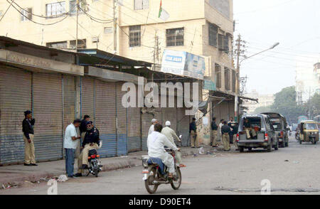 Negozi visto chiuso dopo che il target di uccisione di Shia studioso Zakir Hussain in area Bheempura di Karachi il Venerdì, Giugno 07, 2013. Foto Stock