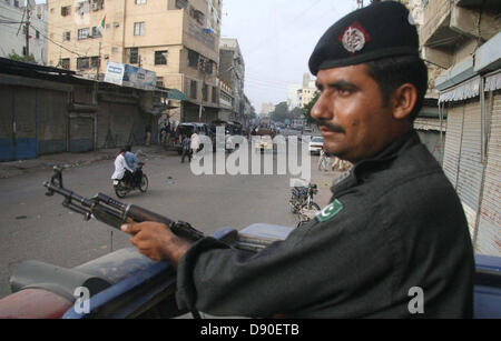 Negozi visto chiuso dopo che il target di uccisione di Shia studioso Zakir Hussain in area Bheempura di Karachi il Venerdì, Giugno 07, 2013. Foto Stock