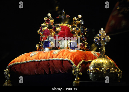 La Corona di San Venceslao e la Mela reale esposti alla mostra dei Gioielli della Corona Ceca il 10 maggio 2013. La Corona medievale di San Venceslao e i Gioielli della Corona Ceca sono esposti solo per dieci giorni nella Sala dei Wladislaw del Vecchio Palazzo reale al Castello di Praga, Repubblica Ceca, dal 10 al 19 maggio 2013. Foto Stock