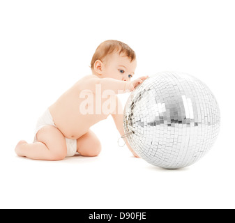 Bambino che gioca con la palla da discoteca Foto Stock