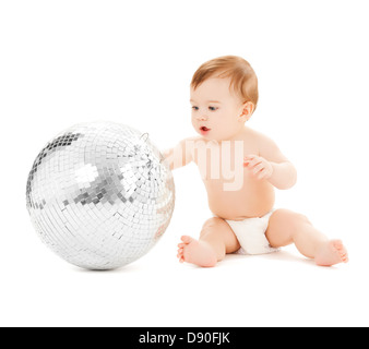 Bambino che gioca con la palla da discoteca Foto Stock