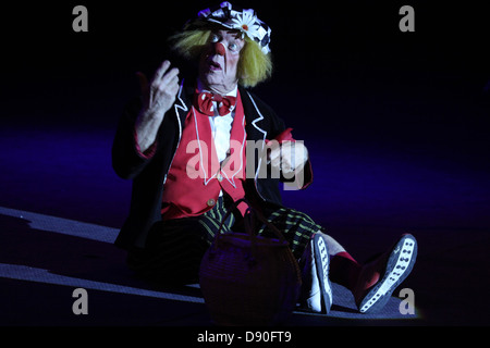 Famoso clown russo Oleg Popov esegue a Karlovy Vary Repubblica Ceca, in data 8 maggio 2013. Foto Stock