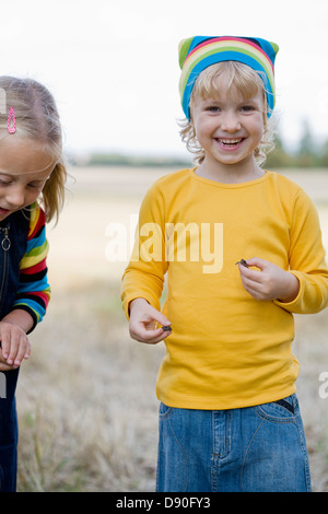 Due ragazze la cattura di rana Foto Stock