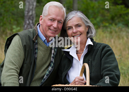 Coppia senior cestello di contenimento, sorridente Foto Stock