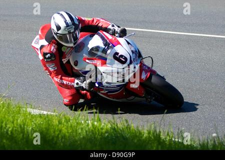 Isola di Man, UK. Il 7 giugno, 2013. Michael Dunlop sulla sua Honda durante il Pokerstars Senior TT race all'Isola di Man TT Foto Stock