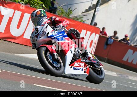 Isola di Man, UK. Il 7 giugno, 2013. John McGuinness sulla sua Honda durante il Pokerstars Senior TT race all'Isola di Man TT Foto Stock