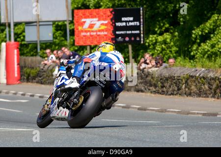 Isola di Man, UK. Il 7 giugno, 2013. Guy Martin per la sua Suzuki durante il Pokerstars Senior TT race all'Isola di Man TT Foto Stock