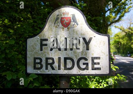 Isola di Man, UK. Il 7 giugno, 2013. Ponte di fata raod segno nell'Isola di Man TT Foto Stock