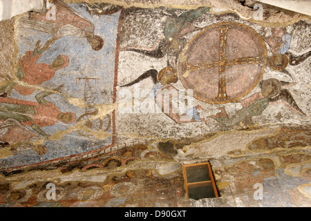 Affreschi colorati dentro la chiesa della grotta monastero, grotta città di Vardzia, Georgia, regione del Caucaso meridionale Foto Stock