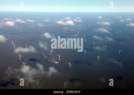 Vista aerea di un parco eolico in mare del Nord Foto Stock