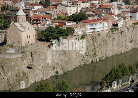 Vista panoramica della Chiesa di Metekhi seduto sulla scogliera alta sopra il fiume Mktvari, Tbilisi, Georgia, regione del Caucaso meridionale Foto Stock