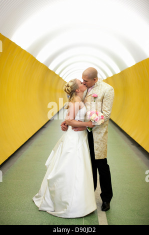 Sposa e lo sposo baciare in metropolitana Foto Stock