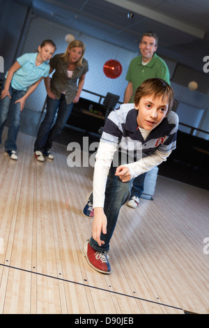 La famiglia in una pista da bowling. Foto Stock