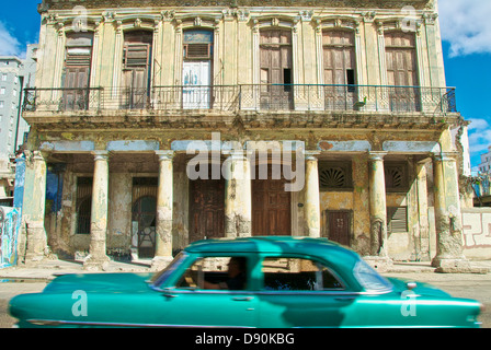 L'Avana vecchia costruzione e Classic American car Foto Stock