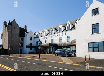 Ballygally Castle Hotel, Larne. Parte di Hastings gruppo di alberghi in Irlanda del Nord, e presumibilmente ossessionato da un gran numero di fantasmi. Foto Stock