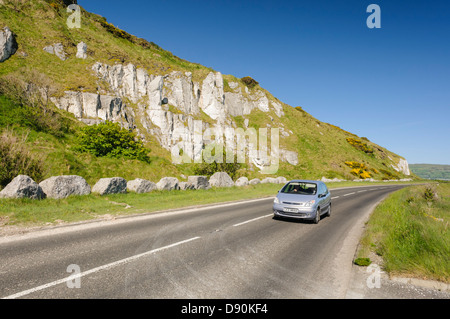 Causeway percorso costiero al di fuori Glenarm, visto come molti come uno dei migliori strade di guida nel mondo. Foto Stock