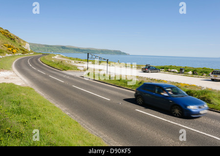 Causeway percorso costiero al di fuori Glenarm, visto come molti come uno dei migliori strade di guida nel mondo. Foto Stock