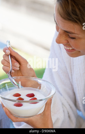 Donna che mantiene una ciotola di prima colazione Foto Stock