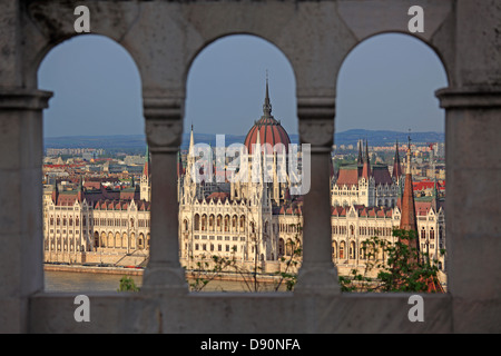 Parlamento ungherese visto dal Bastione del Pescatore, Budapest, Ungheria Foto Stock