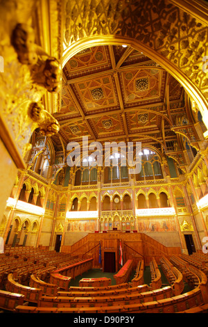 Assembly Hall della casa dei rappresentanti al Parlamento ungherese, Budapest, Ungheria Foto Stock