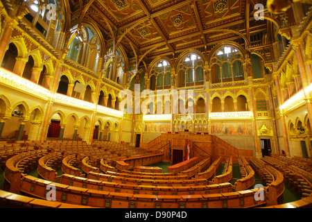 Assembly Hall della casa dei rappresentanti al Parlamento ungherese, Budapest, Ungheria Foto Stock