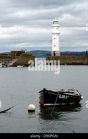 Newhaven Harbour e sul Firth of Forth, Edimburgo, Scozia. Foto Stock