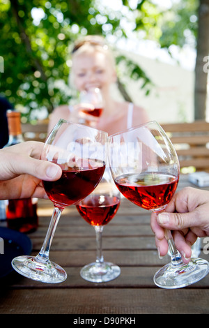 Le mani umane la tostatura con bicchieri di vino Foto Stock