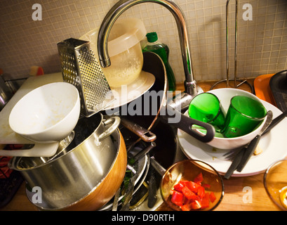 I piatti sporchi sul lavandino Foto Stock