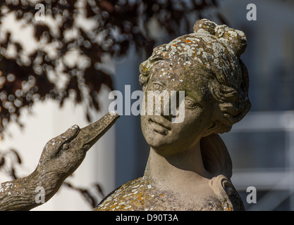 La scultura antica del romano godess Tellus a Ludwigsburg Palace in Germania del sud Foto Stock