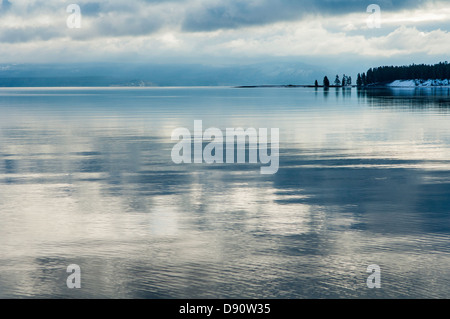 Lago Yellowstone riflette un cielo couldy nel sud del Parco Nazionale di Yellowstone. Foto Stock