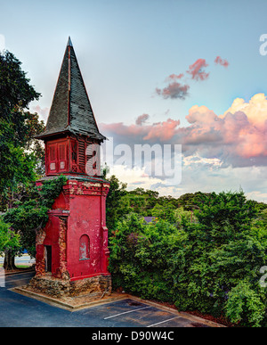 Un vecchio campanile abbandonato e ora in un parcheggio. un simbolo di decadimento. Foto Stock