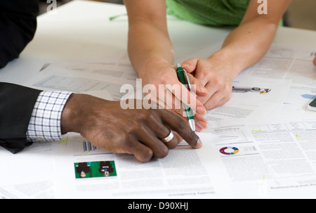 Close up di Le Mans e womans mani sul documento Foto Stock