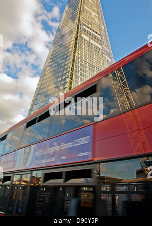 Vista del Shard, edificio più alto nell'Unione europea dal Ponte di Londra alla stazione degli autobus di Londra, Inghilterra, Regno Unito Foto Stock