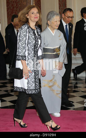 Tokyo, Giappone. Giugno 8, 2013. Il Presidente francese Francois Hollande's companion Valerie Trierweiler (L) vede off imperatrice giapponese Michiko (R) presso il Palazzo Akasaka membro guest house a Tokyo Giugno 8, 2013. Hollande è in Giappone su una tre-giorni di visita di stato. Credito: ZUMA Press, Inc./Alamy Live News Foto Stock