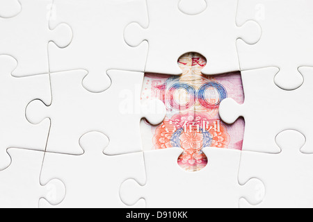 Puzzle rivelando yuan banconota Foto Stock