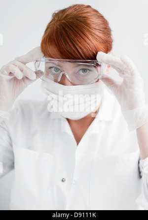 Donna scienziato in laboratorio Foto Stock