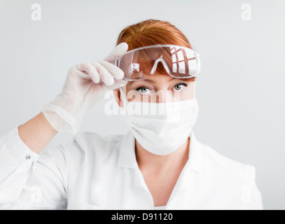 Donna scienziato in laboratorio Foto Stock