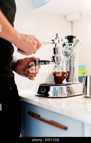 L'uomo la preparazione di caffè, close-up Foto Stock