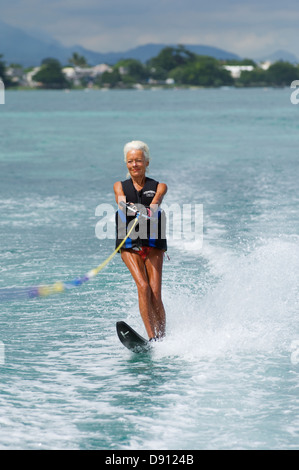 Donna anziana sci nautico, Mauritius. Foto Stock