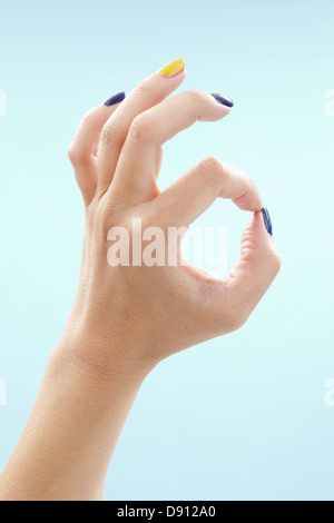 Womans mano facendo segno OK Foto Stock