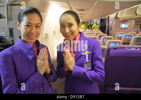 Germania,Europa,Nord,UE,Aeroporto Frankfurt am Main,fra,Arriving,Thai Airways,cabina passeggeri,donne asiatiche,assistenti,uniforme,tradizionale Foto Stock