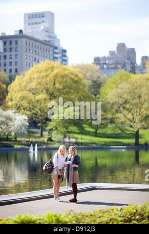 Madre e figlia in posizione di parcheggio Foto Stock