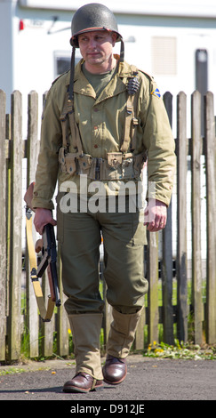 Guerra Mondiale 2 re-enactor vestito in US Army uniforme al Ramsbottom 1940's weekend di guerra Foto Stock