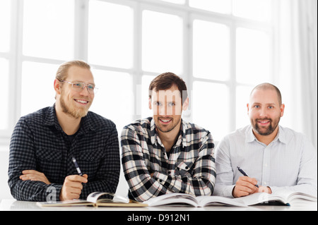 Gli studenti che studiano in biblioteca Foto Stock