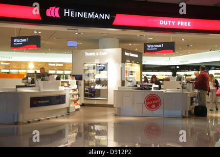 Germania,Europa,Nord,UE,Francoforte sul meno aeroporto,fra,terminal,gate,shopping shopper shopping negozi mercati di mercato acquisti di vendita, Foto Stock